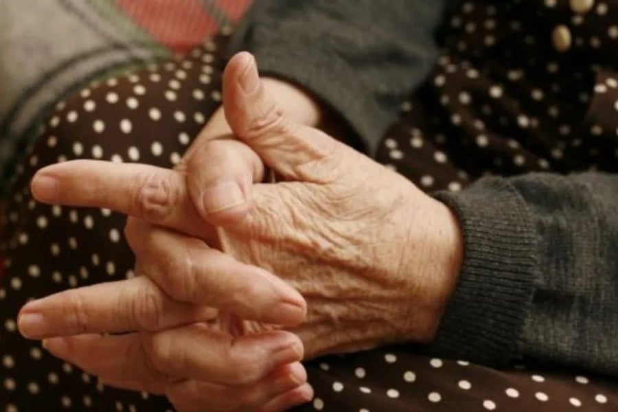 Απατεώνας υποδύθηκε τον αστυνομικό και έπεισε 75χρονη στον Βόλο να δώσει €8.000
