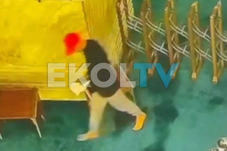 Ανδρας προσπάθησε να βάλει φωτιά στην Αγιά Σοφιά: Δείτε το βίντεο ντοκουμέντο