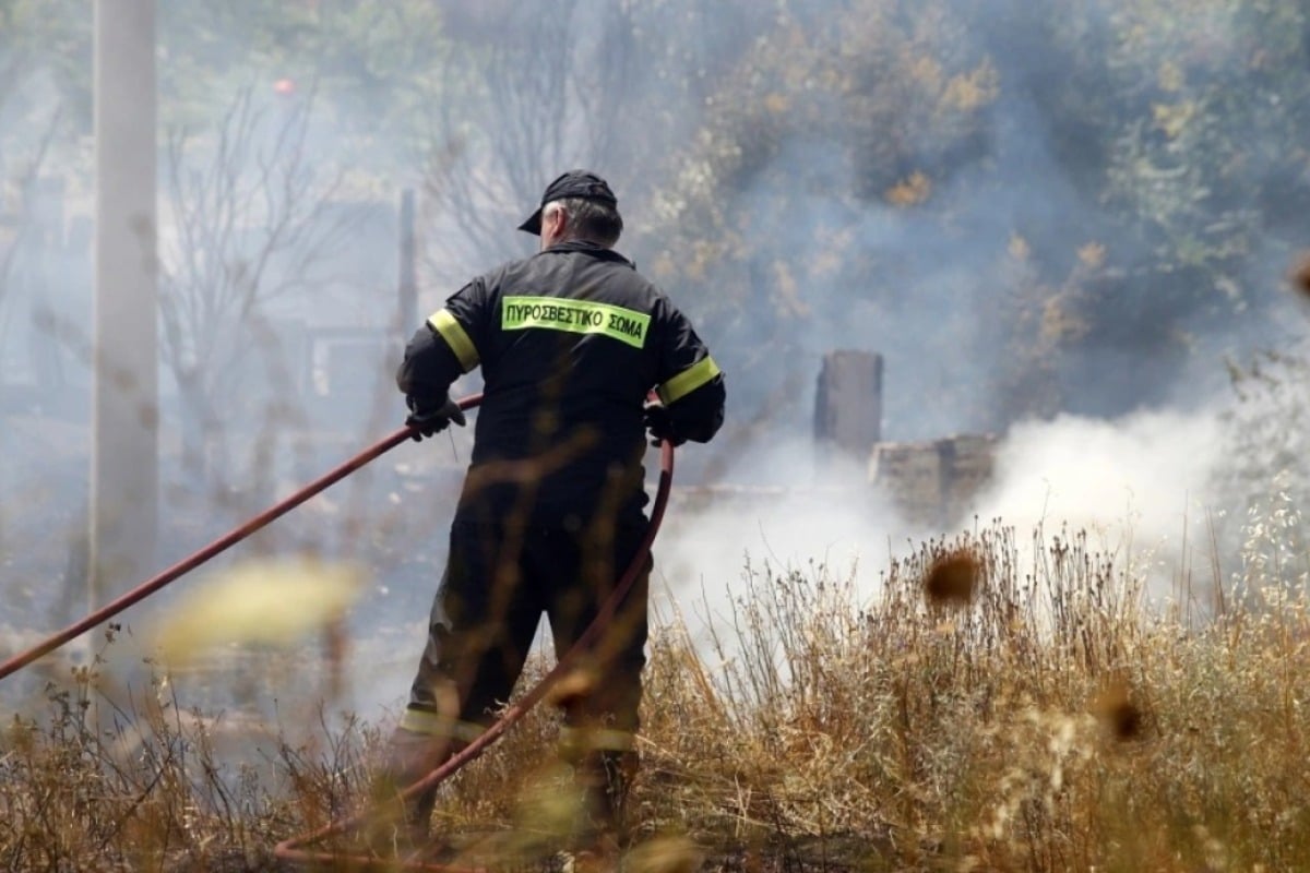 Φωτιά τώρα στο Κορωπί κοντά σε σπίτια - Μεγάλη κινητοποίηση της Πυροσβεστικής, επιχειρούν και εναέρια