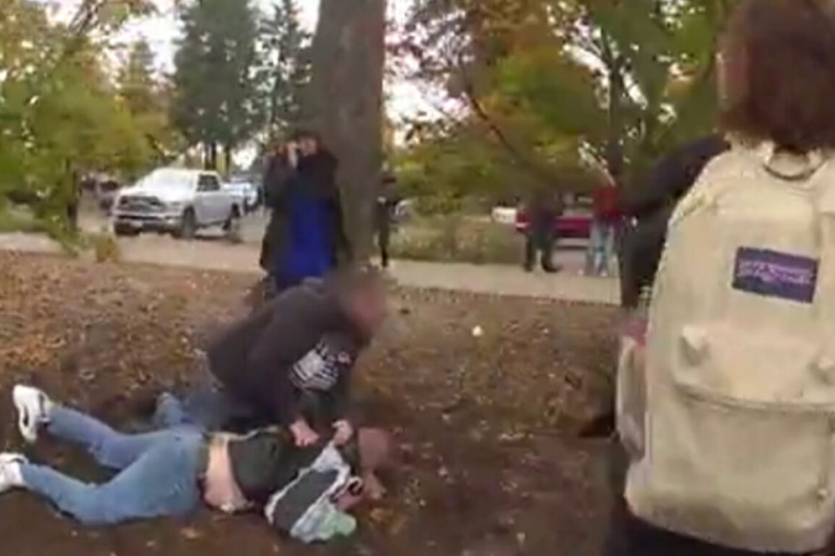 Σκηνές φρίκης: Θα στραγγάλιζαν τη 17χρονη κόρη τους σε μουσουλμανικό «φόνο τιμής» - Την έσωσαν οι συμμαθητές της