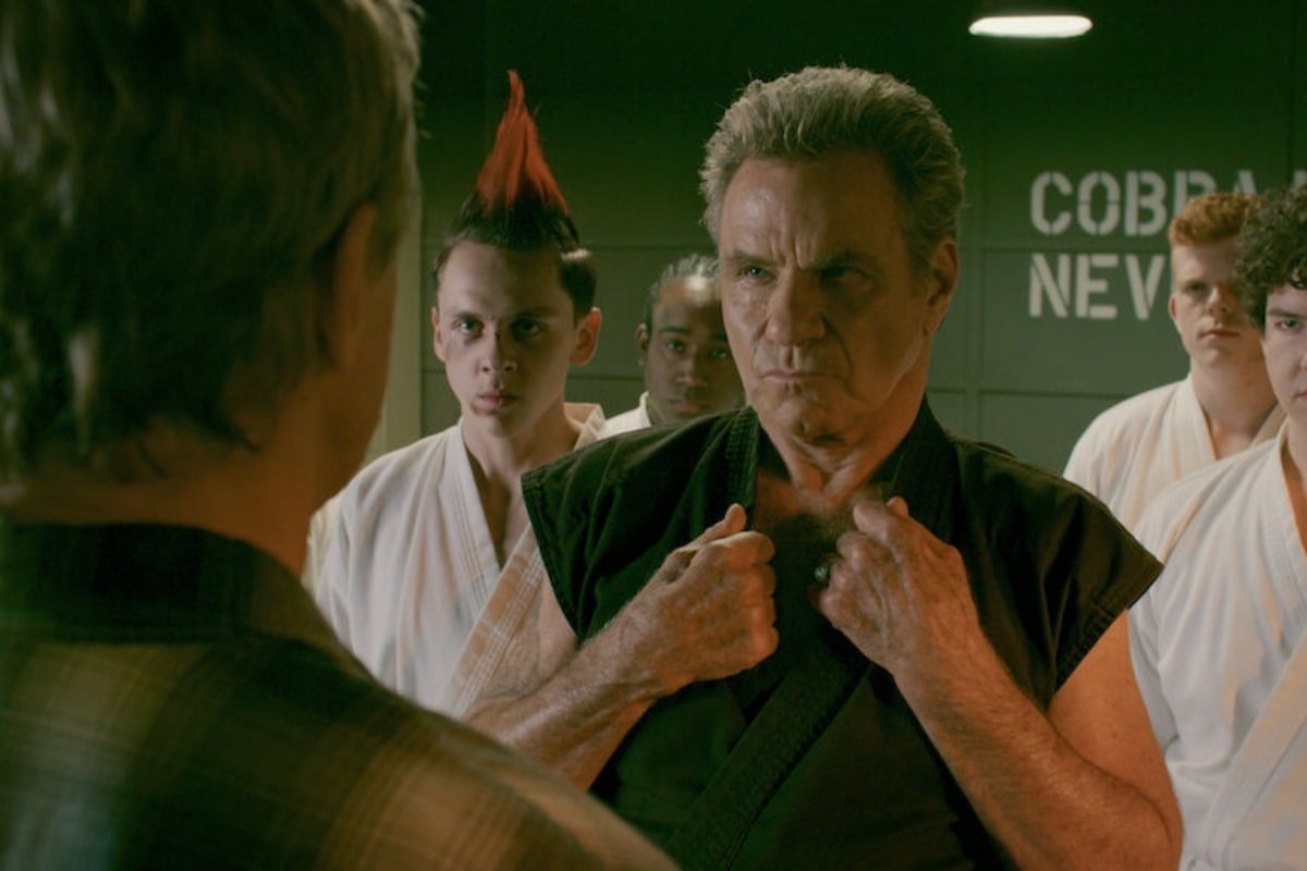 O Μάρτιν Κόουβ του Cobra Kai δάγκωσε συμπρωταγωνίστριά του - Το βίντεο της αστυνομίας