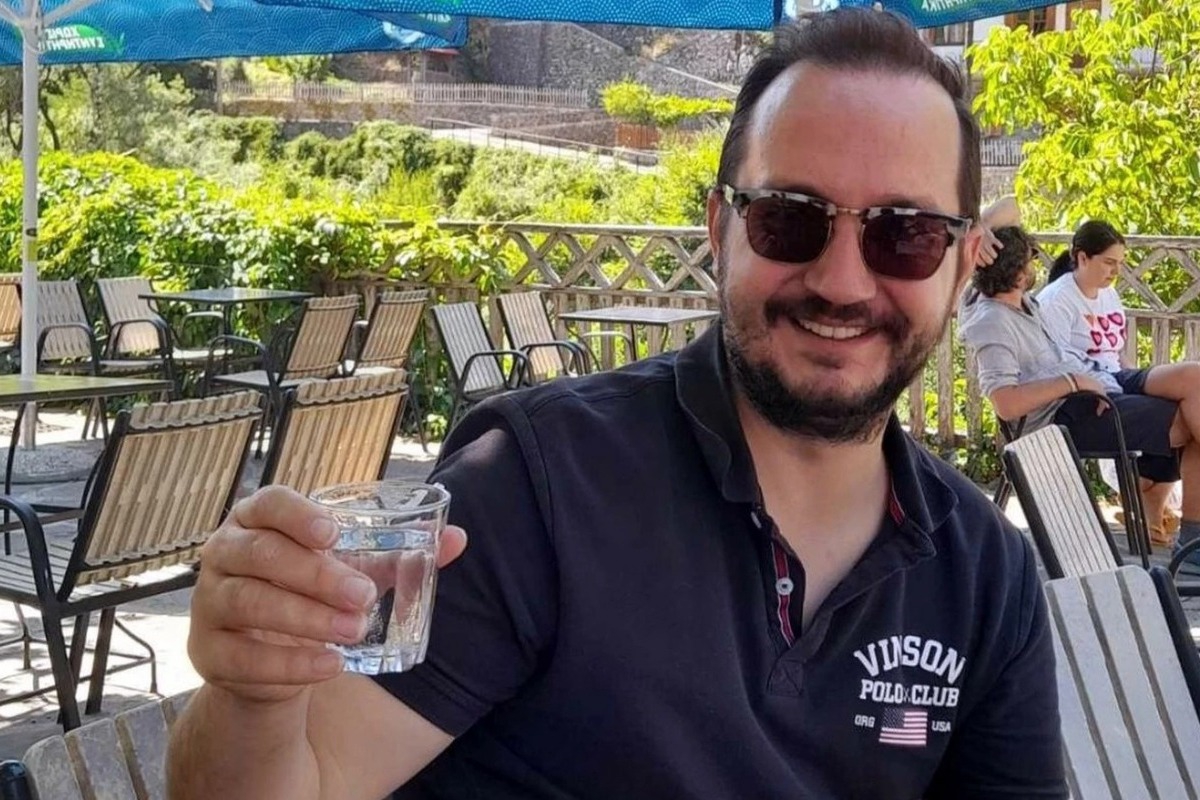 Νέα στοιχεία για τον θάνατο του Βασίλη Καλογήρου δείχνουν παθολογικά αίτια, με τις αρχές να κάνουν λόγο για ισχαιμικό επεισόδιο