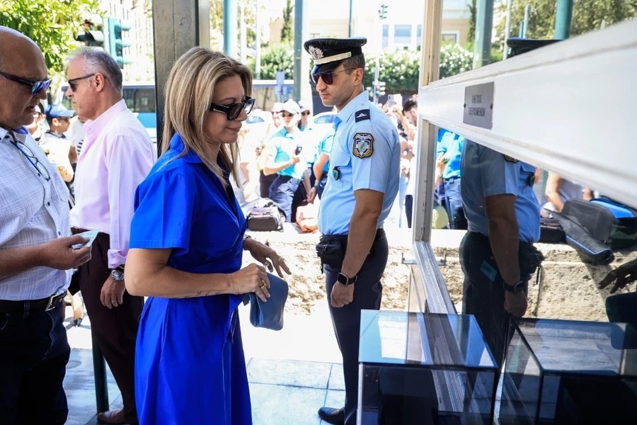Η Μαρία Καρυστιανού κατέθεσε 1,3 εκατ. υπογραφές για την κατάργηση της ασυλίας των πολιτικών