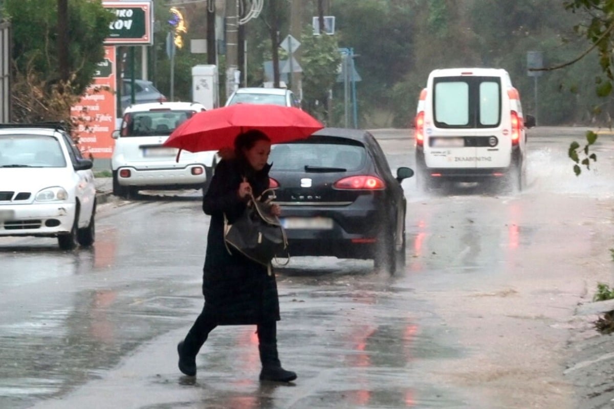 Καιρός: Ποτάμια οι δρόμοι της Αττικής από την έντονη καταιγίδα – Προσοχή τις επόμενες ώρες