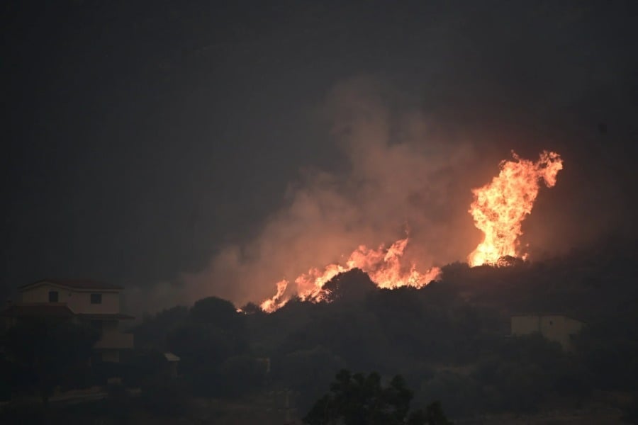 Ένας νεκρός, καμένα σπίτια και ανυπολόγιστες καταστροφές από τη φωτιά στην Κερατέα