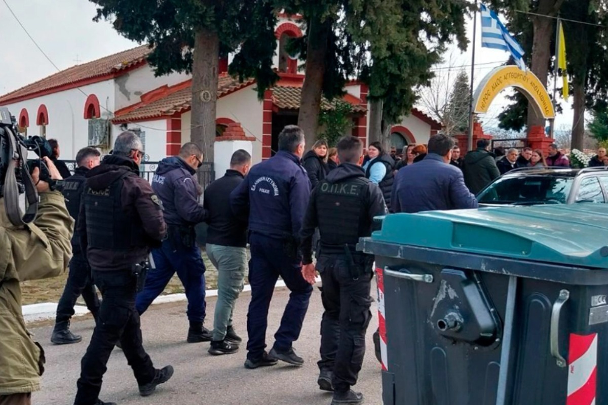 Σέρρες: Θλίψη στην κηδεία της 52χρονης που δολοφόνησε ο σύζυγός της – Φρουρούμενος ο γιος αποχαιρέτησε τη μητέρα του