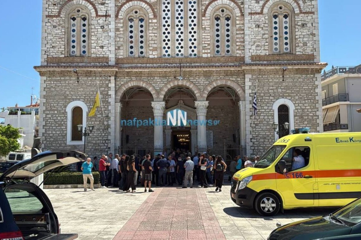 Μεσολόγγι: Τελευταίο «αντίο» στην Αθηνά Παπαχρήστου - Ήχησε η σειρήνα του ασθενοφόρου που δώρισε στο ΕΚΑΒ