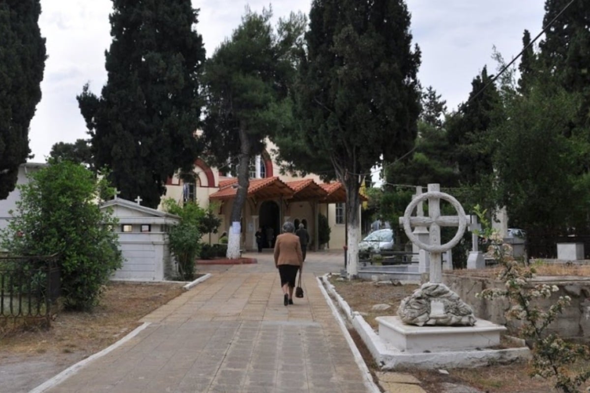 Χαλκίδα: Αιματηρό επεισόδιο σε νεκροταφείο - Πιάστηκαν στα χέρια και του άνοιξε το κεφάλι με φτυάρι
