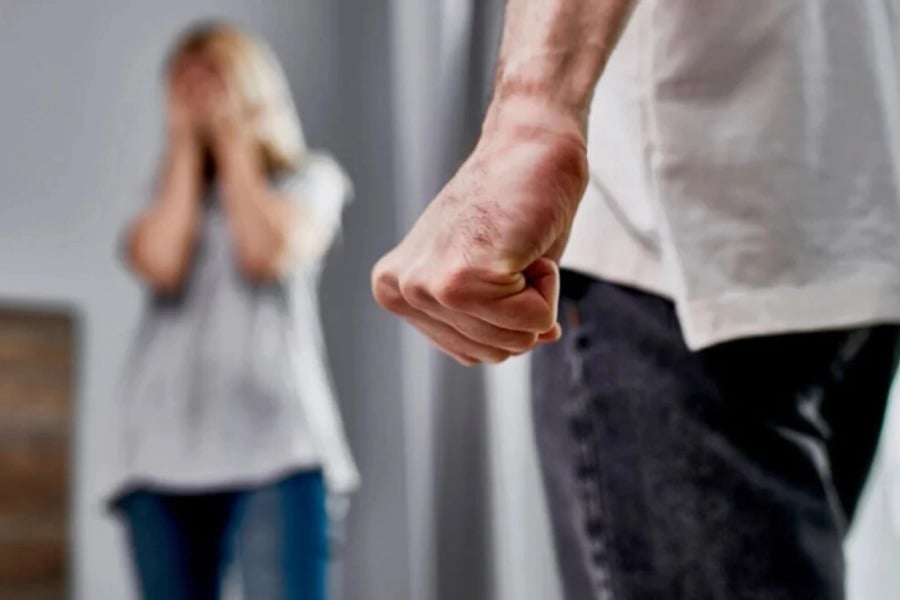 Δίωξη για απόπειρα ανθρωποκτονίας στον 50χρονο που ξυλοκόπησε την σύντροφό του στο Κορωπί