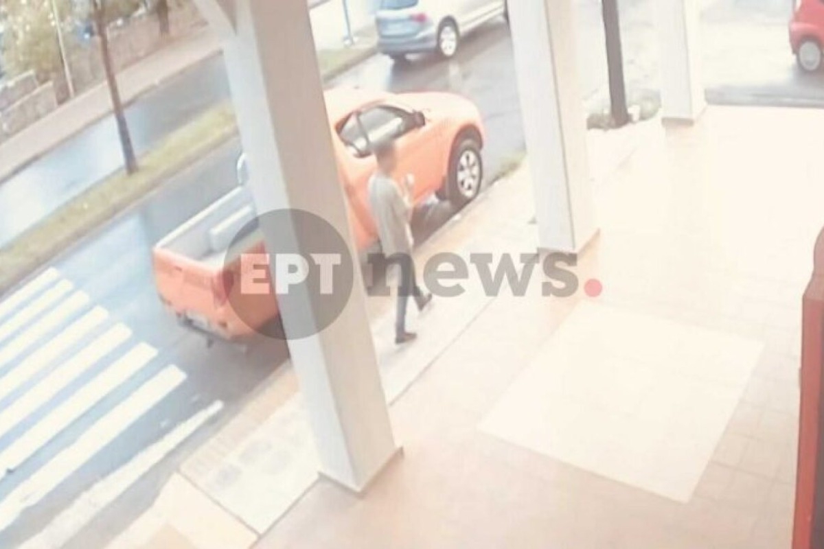 Φοινικούντα: Βίντεο δείχνει τον 22χρονο έξω από τα ΚΤΕΛ Καλαμάτας μετά το φονικό - Είχε υποστηρίξει ότι διέφυγε κολυμπώντας
