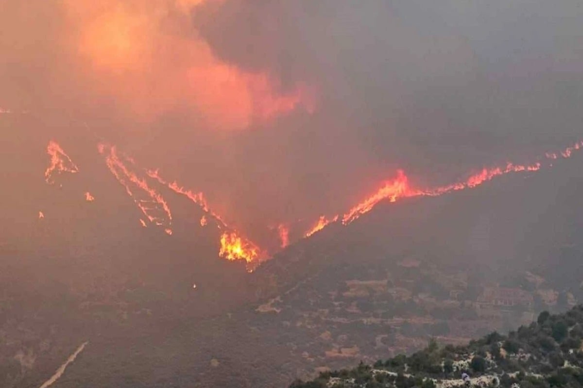 Μεγάλη φωτιά στην Κύπρο – Κάηκαν σπίτια, εκκενώθηκαν οικισμοί και κατασκηνώσεις