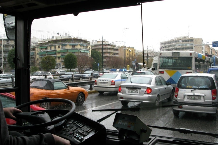 Οδηγός λεωφορείου κυνήγησε με το όχημα και τραυμάτισε συνάδελφό του