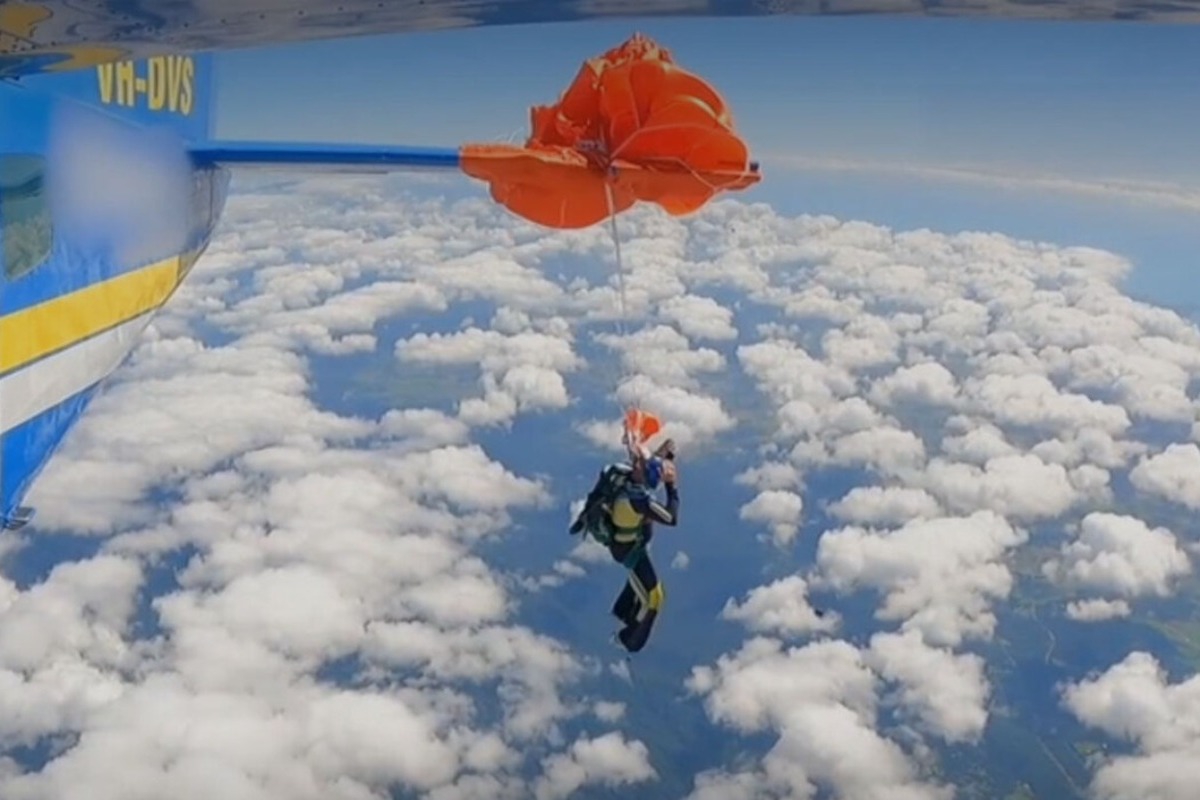 Βίντεο που κόβει την ανάσα: Αλεξίπτωτο τυλίγεται στο φτερό αεροπλάνου και άνδρας αιωρείται στο κενό