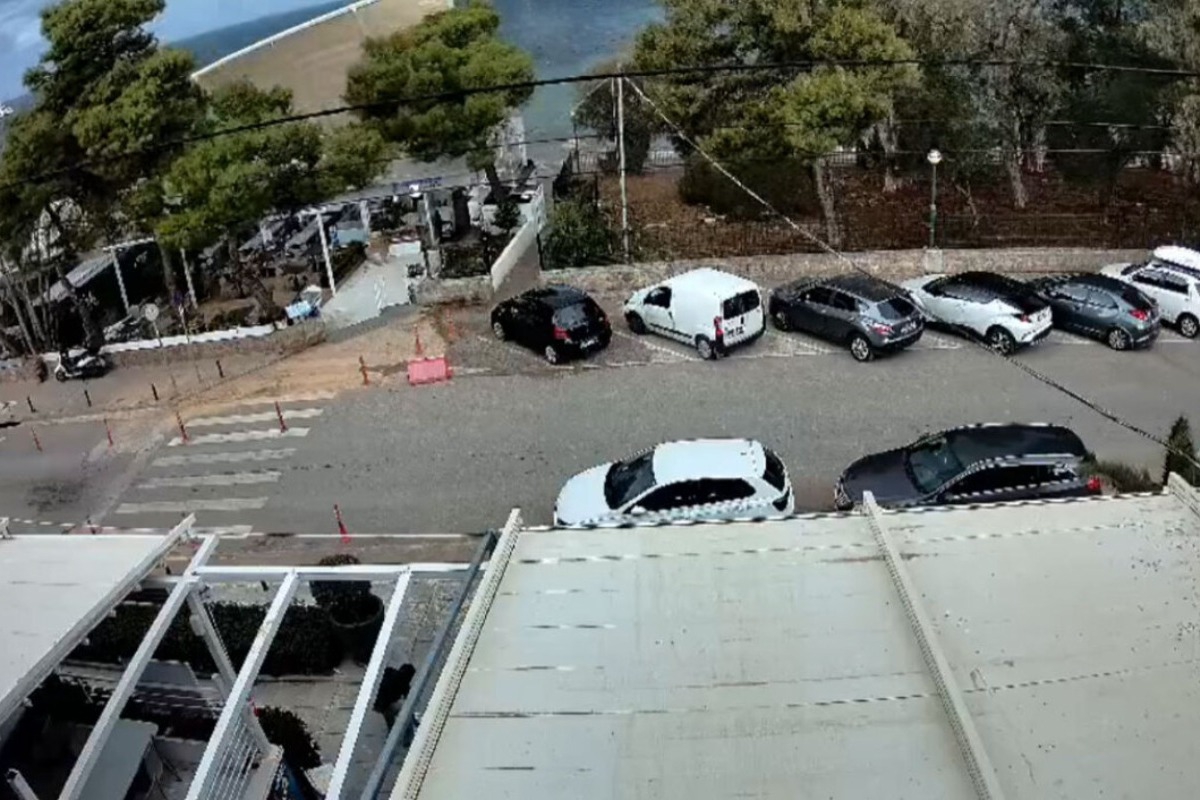 Η στιγμή που ο άνεμος ξηλώνει σκέπαστρο εστιατορίου στο Καβούρι - Δείτε βίντεο