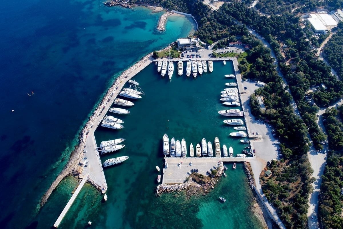 Ελικόπτερο έπεσε κοντά στη Μαρίνα Βουλιαγμένης