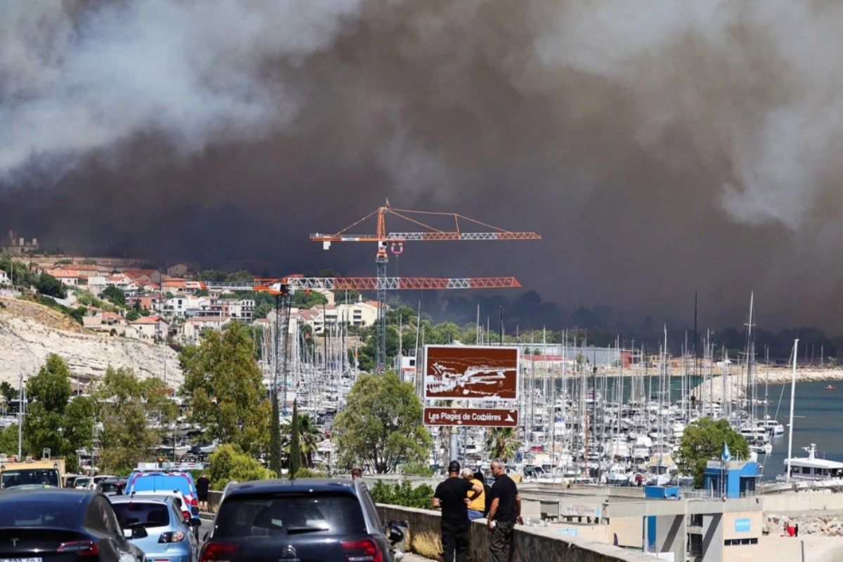 Από φλεγόμενο όχημα ξεκίνησε η πυρκαγιά που μαίνεται στη Μασσαλία: Η νύχτα θα είναι κρίσιμη, λέει ο δήμαρχος