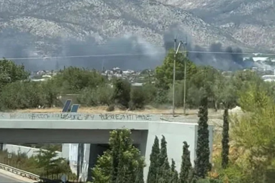 Μήνυμα του 112 για φωτιά στο Μενίδι: «Παραμείνετε σε ετοιμότητα»