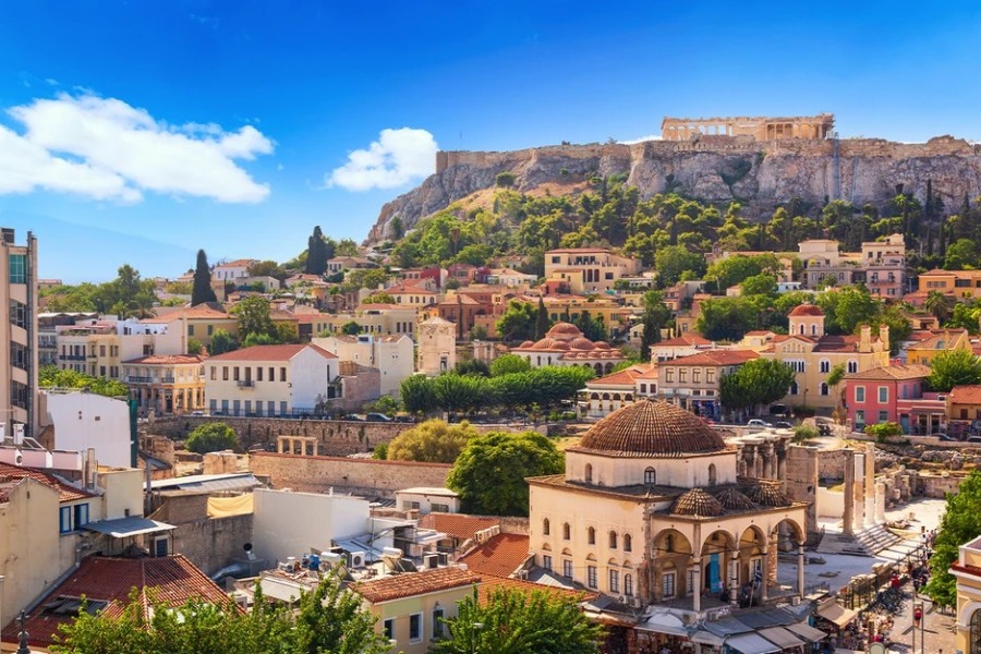 Οι ξένοι τουρίστες μένουν λιγότερο και ξοδεύουν λιγότερα: Δοκιμάζεται το ελληνικό μοντέλο