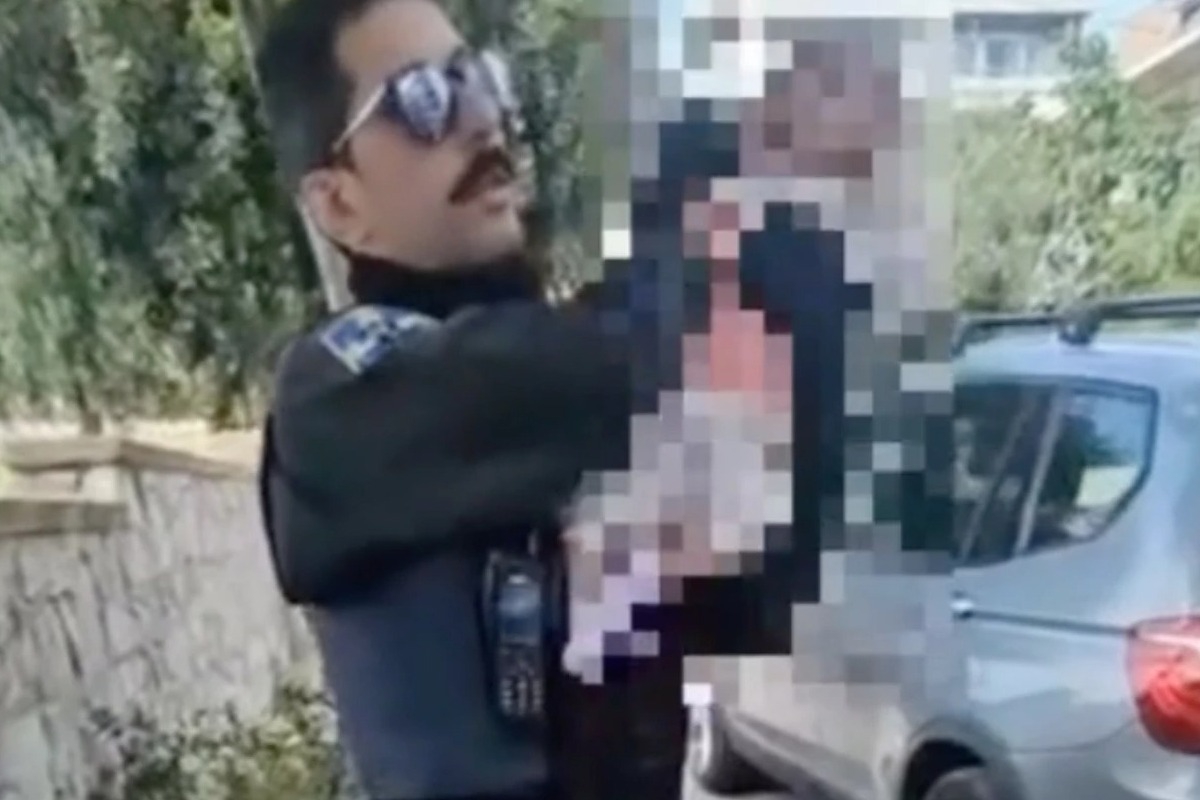 Η στιγμή που αστυνομικοί βρίσκουν το βρέφος σε κάδο απορριμμάτων στον Αλιμο – Δείτε βίντεο