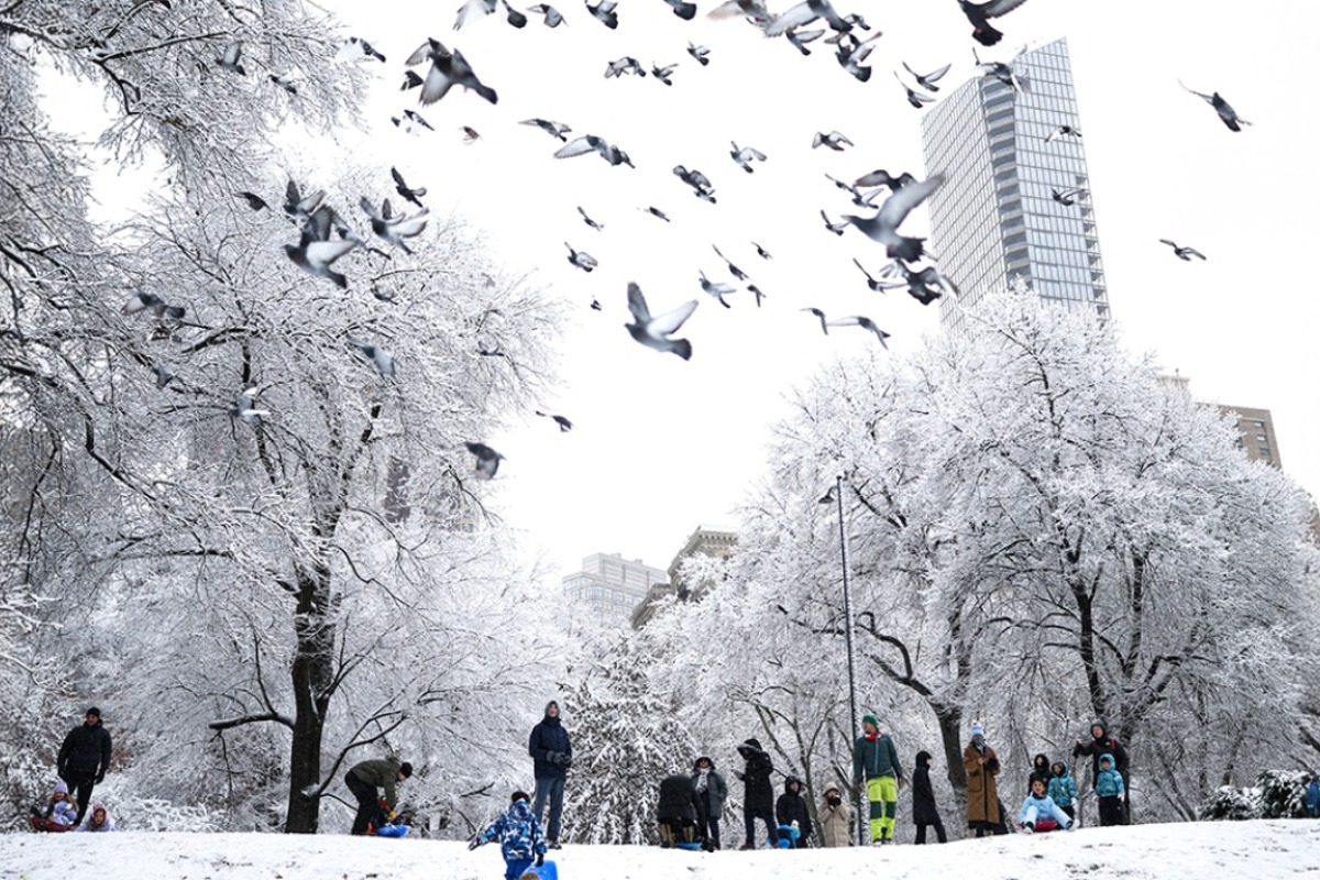 Χιονοθύελλα «παγώνει» τη Νέα Υόρκη, πάνω από 1.600 ακυρώσεις πτήσεων και χάος στις μετακινήσεις