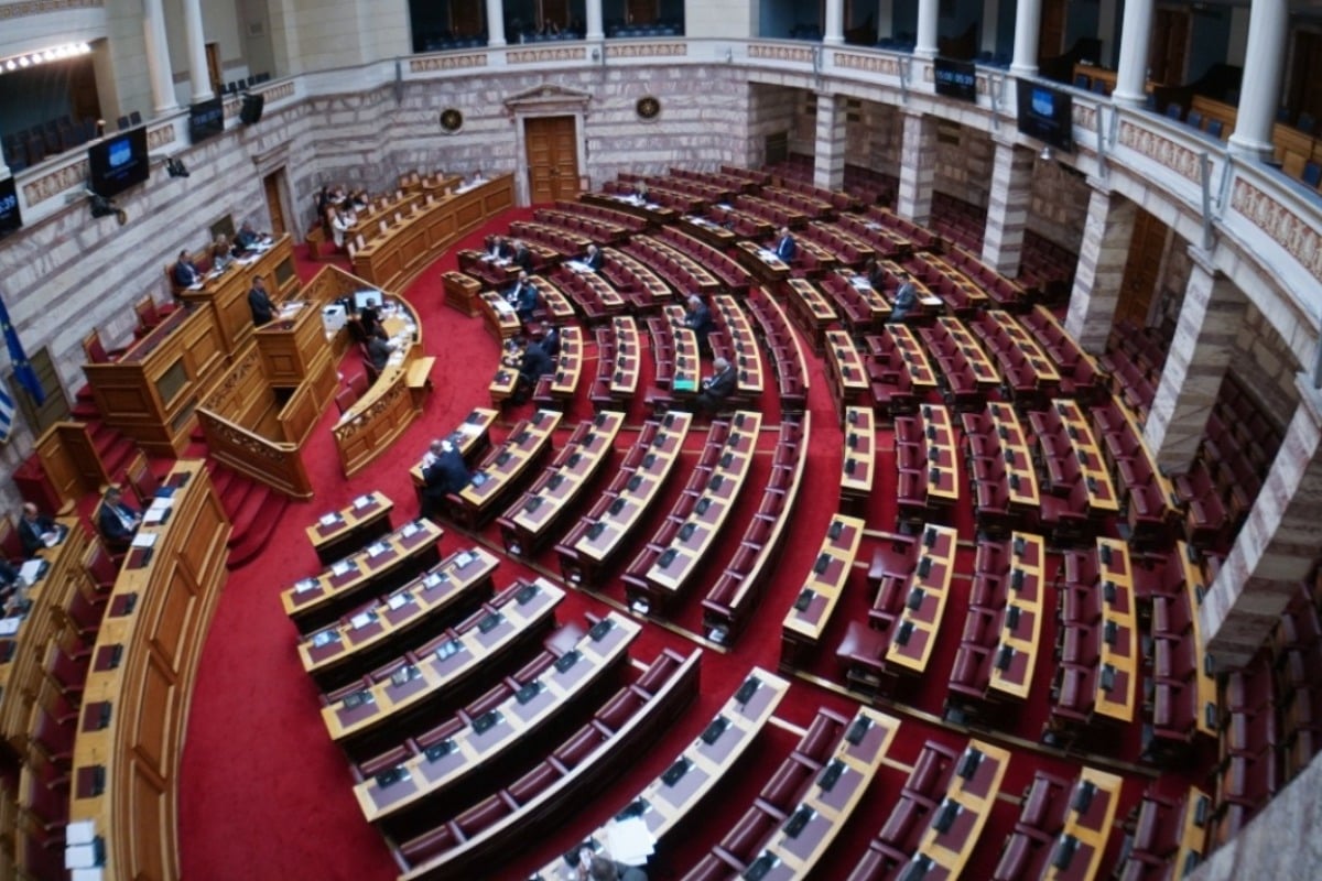 Βουλή: Τον Νοέμβριο η εφαρμογή του ηλεκτρονικού «κόφτη» στα μικρόφωνα