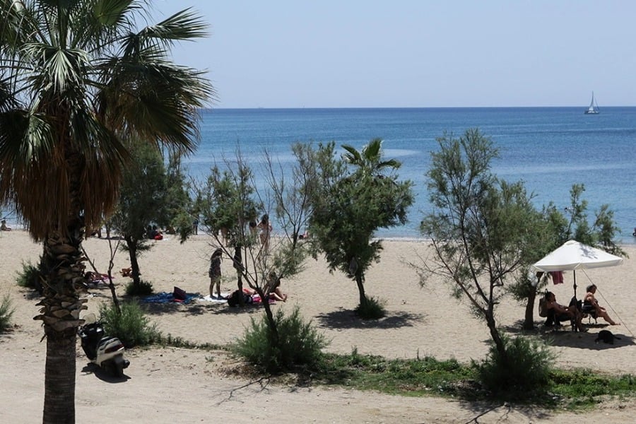 Θρίλερ στο Παλαιό Φάληρο: Βίντεο που ίσως δείχνει το κοριτσάκι ζωντανό έχει στα χέρια του το Λιμενικό