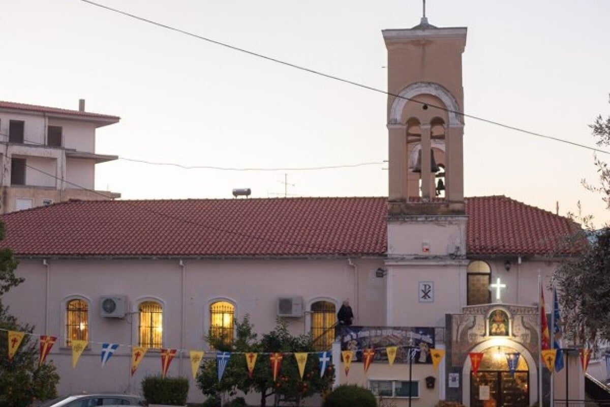 Λαμία: Μπήκε σε εκκλησία την ώρα του Όρθρου και έβριζε γιατί τον ξύπνησαν οι καμπάνες