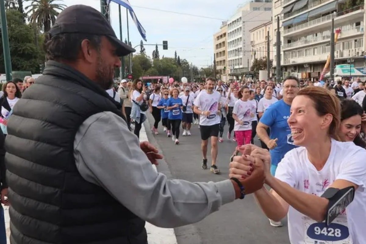 Αγώνας αλληλεγγύης: Οι δρομείς του Race for the Cure σφίγγουν το χέρι του Πάνου Ρούτσι - «Είμαστε μαζί σου»