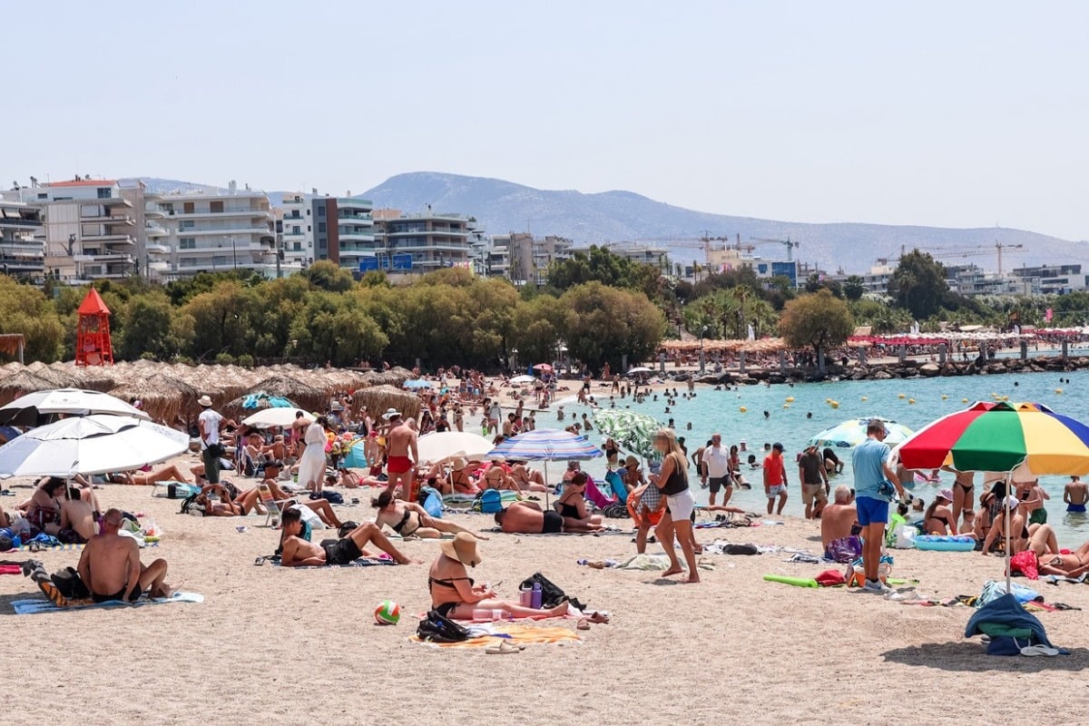 Βουλιάζουν από κόσμο οι παραλίες της Αττικής, δείτε φωτογραφίες
