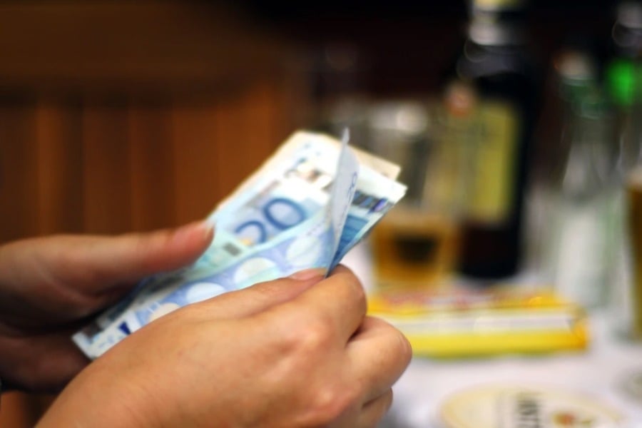 Έρχονται δύο νέα επιδόματα το φθινόπωρο: Ποιοι είναι οι δικαιούχοι και πώς θα τα λάβουν