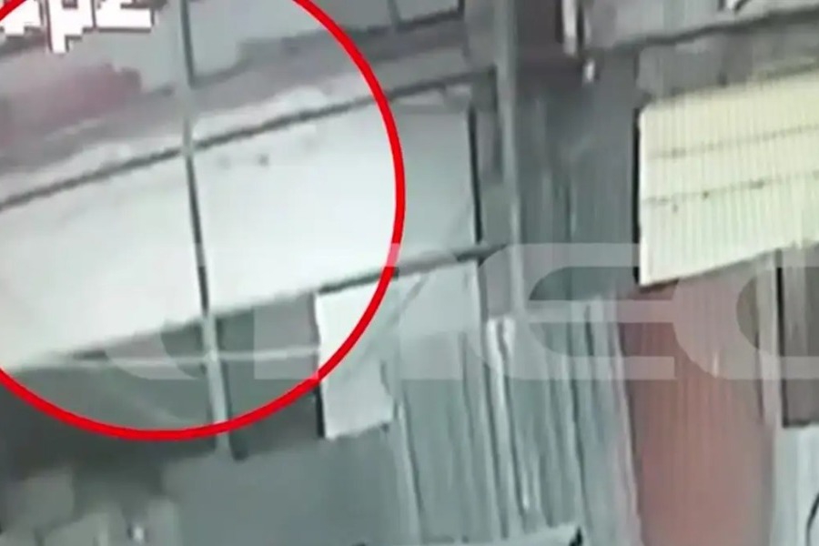 Βίντεο - ντοκουμέντο με την τρομακτική στιγμή που το φορτηγό πέφτει από γέφυρα της Πέτρου Ράλλη και καταλήγει στη Θηβών