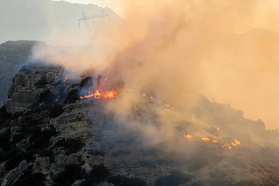 Μεγάλη φωτιά στην Κερατέα κοντά σε οικισμό