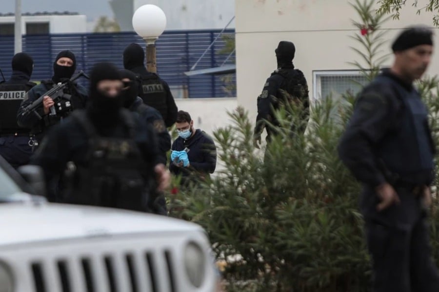 Ένταση στην Πολυτεχνειούπολη μετά από επίθεση 15 κουκουλοφόρων: Σε εξέλιξη επιχείρηση της αστυνομίας