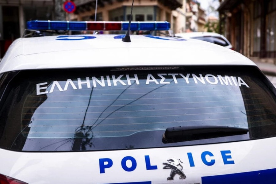 ΙΧ ανετράπη στην Ποσειδώνος στο ύψος της μαρίνας του Αγίου Κοσμά