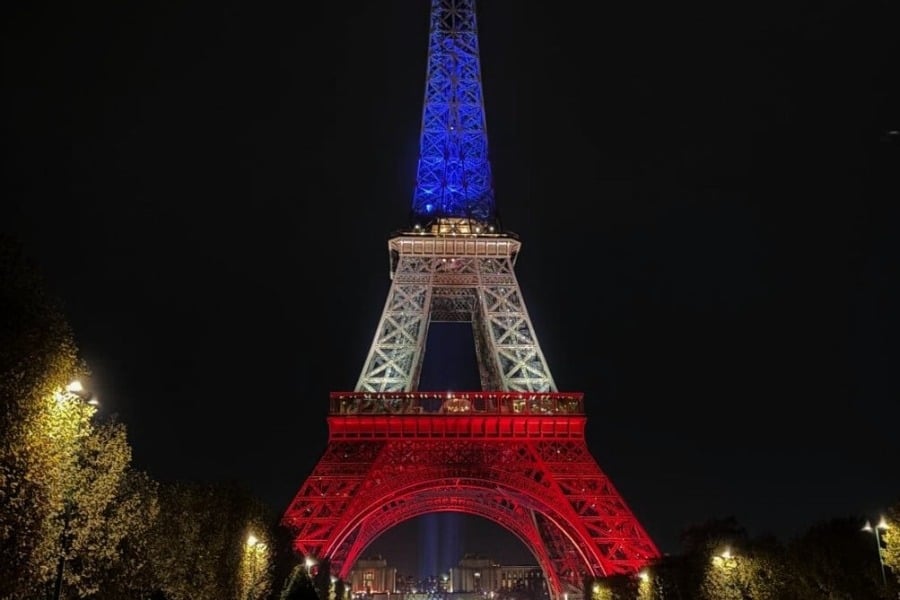 10 χρόνια μετά το Μπατακλάν: Η Γαλλία δεν ξεχνά τα θύματα της τρομοκρατικής επίθεσης