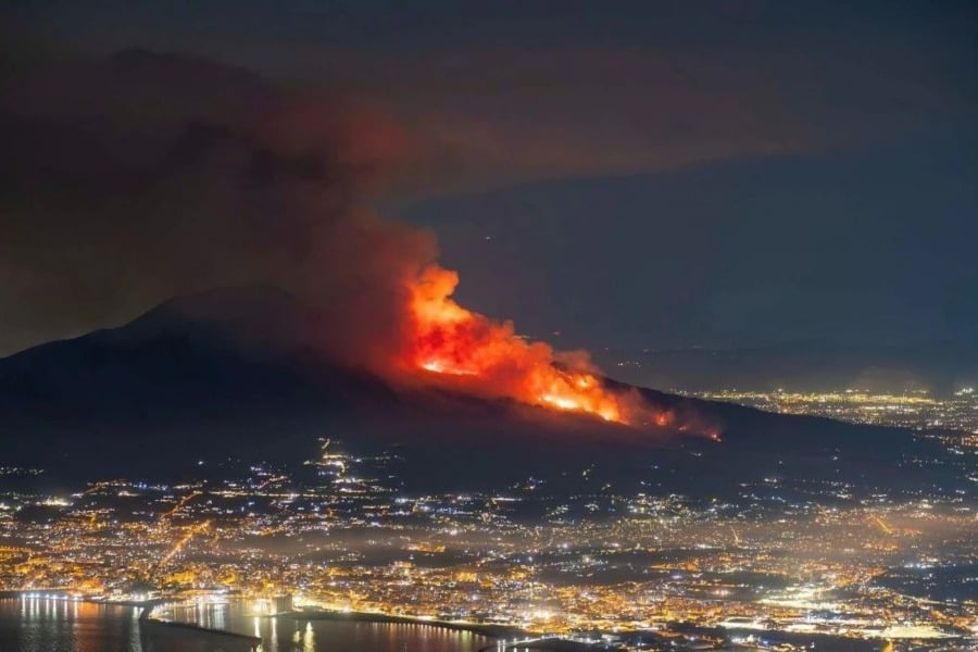 Πύρινη καταστροφή στο Εθνικό Πάρκο του Βεζούβιου
