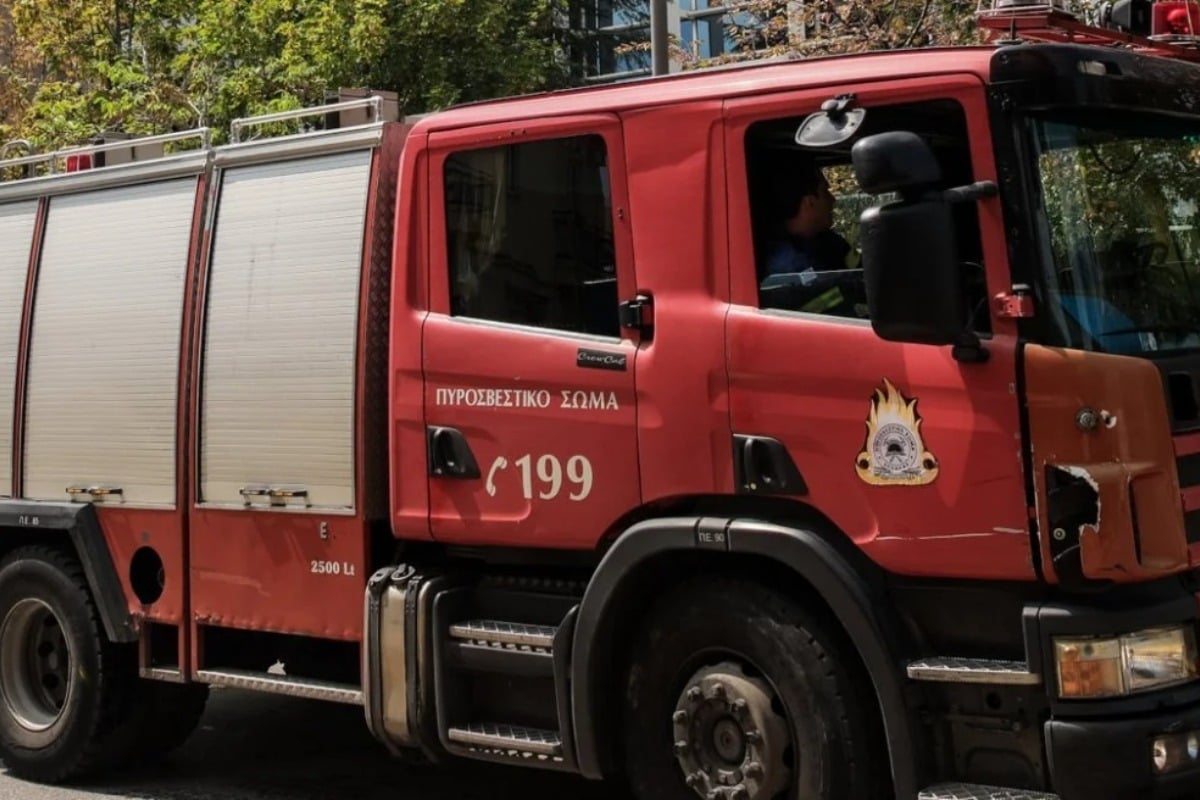 Φωτιά σε λυόμενο στην Εκάλη σε κατοικημένη περιοχή - Επί τόπου τρία οχήματα της Πυροσβεστικής