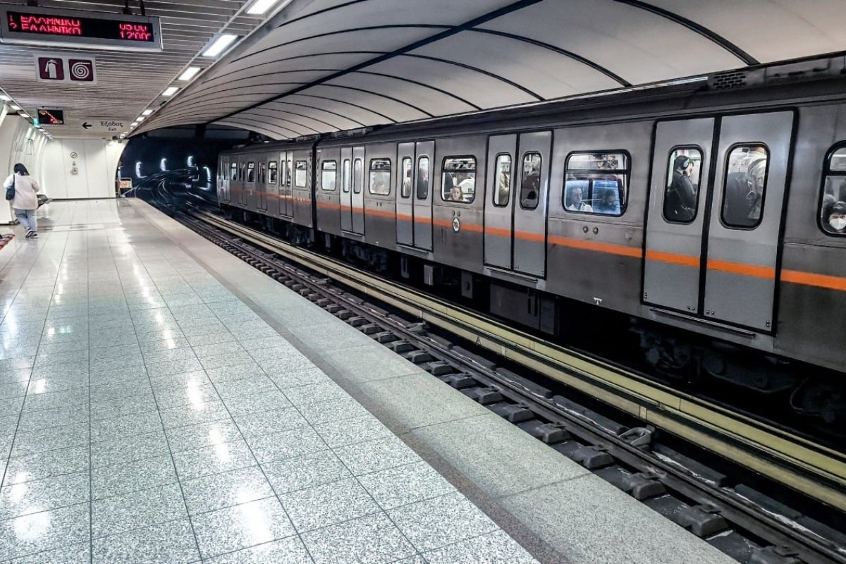 Συρμός του μετρό σταμάτησε στο Μοναστηράκι – Έβγαζε καπνούς