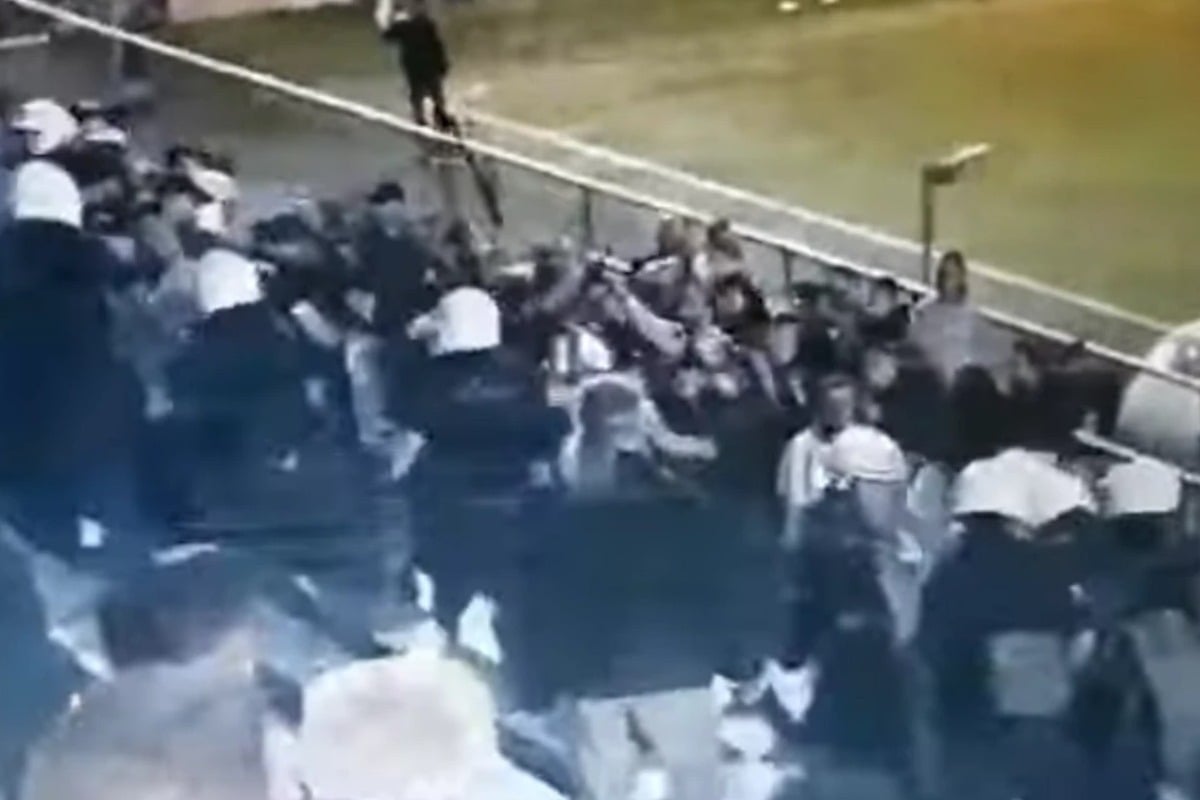 Σύρραξη με επεισόδια σε ερασιτεχνικό αγώνα ποδοσφαίρου στην Πάτρα – Έφοδος των ΜΑΤ στις κερκίδες