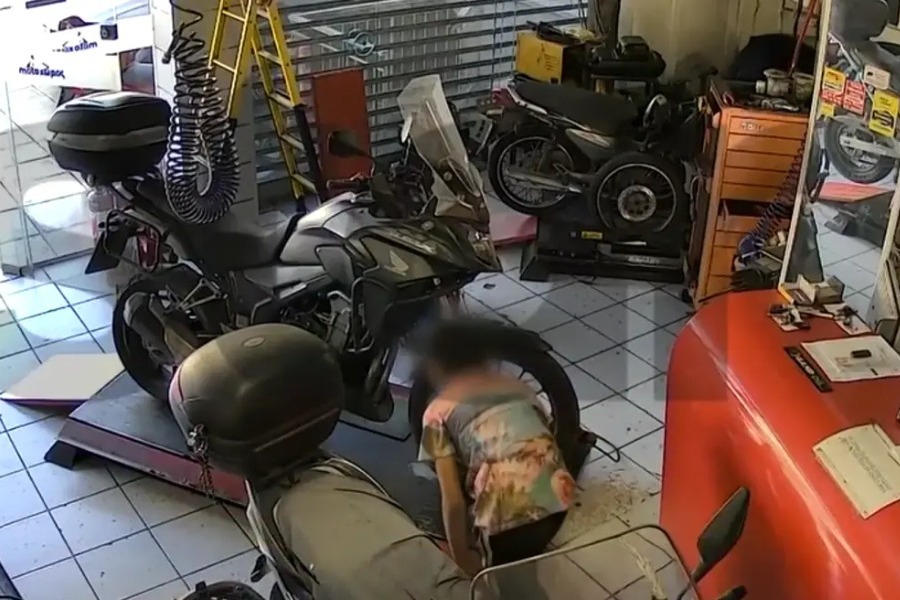 Βίντεο: Έκλεψε συνεργείο στην Αττική ενώ ήταν μέσα ο ιδιοκτήτης