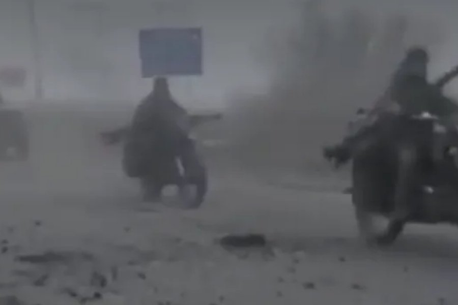 Σαν ταινία Mad Max: Ρώσοι στρατιώτες μπαίνουν στην πόλη Ποκρόφσκ της Ουκρανίας με κάλυψη από την ομίχλη