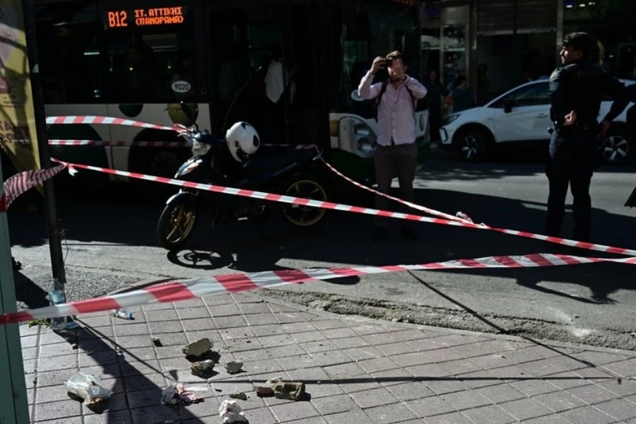 «Μόνο να ξυπνήσει, να μιλήσει»: Συγκινεί η μητέρα της 14χρονης που τραυματίστηκε από πτώση σοβά στους Αγίους Αναργύρους