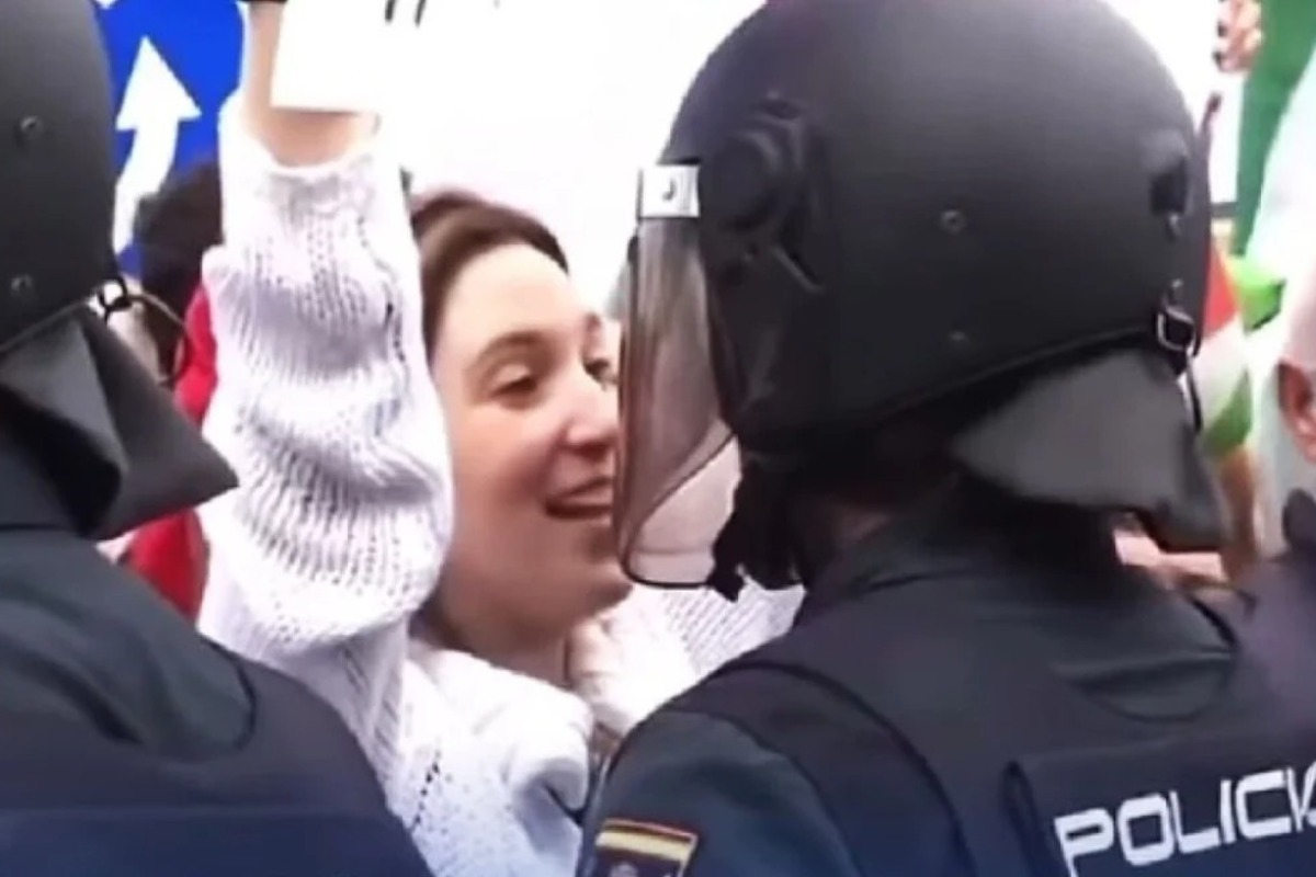 «Ένας έρωτας γεννιέται;»: Viral η αλληλεπίδραση νεαρής διαδηλώτριας με αστυνομικό σε πορεία υπέρ των Παλαιστινίων