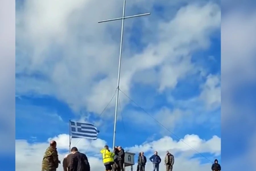 Πολίτες ύψωσαν σταυρό 10 μέτρων στο όρος Αυγό στην Ξάνθη: Κλήθηκαν σε απολογία από τη δασική υπηρεσία
