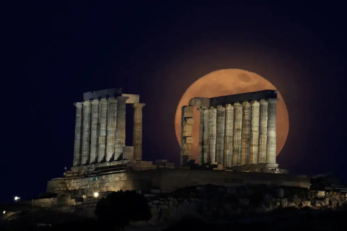 Η πρώτη πανσέληνος του καλοκαιριού: Πότε έρχεται το «Φεγγάρι της Φράουλας»