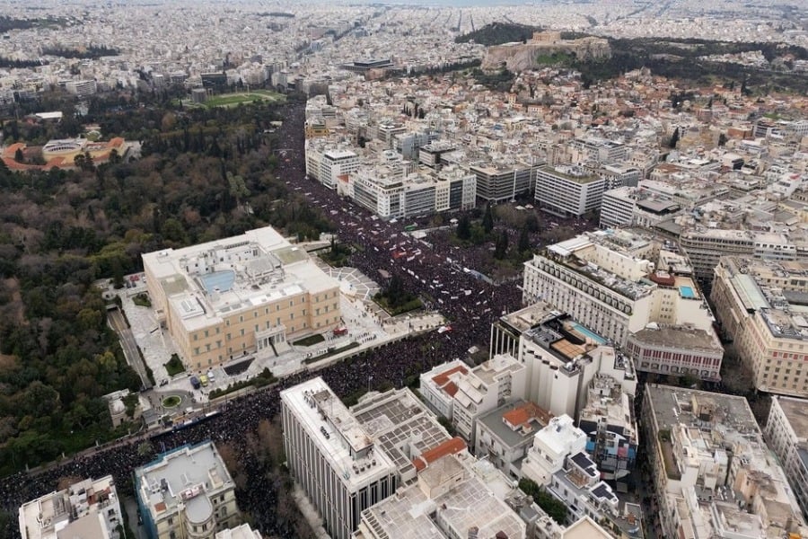 Από 200.000 έως 400.000 άνθρωποι πήγαν στην συγκέντρωση του Συντάγματος για τα Τέμπη: Οι εκτιμήσεις Αστυνομίας, Chatgpt και iMEdD