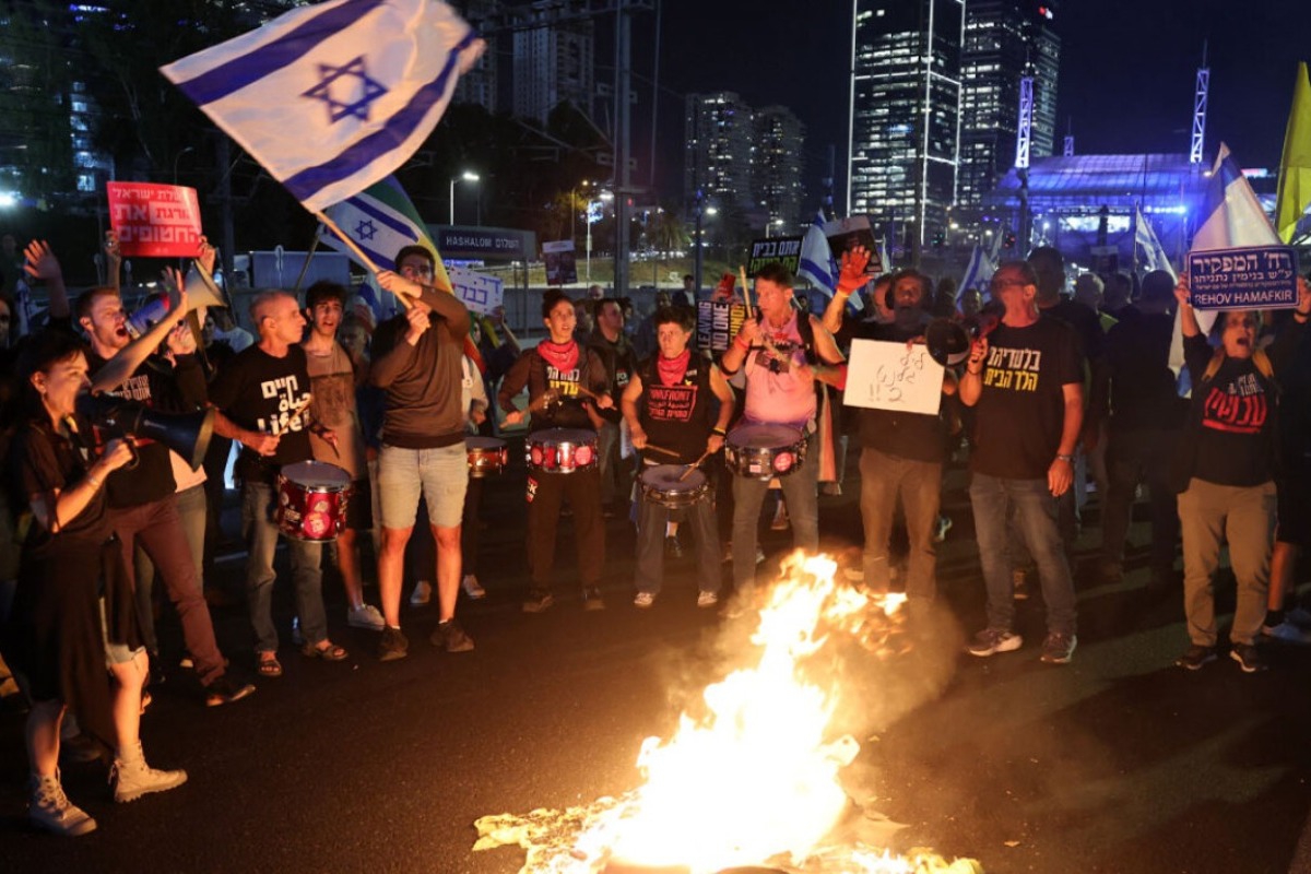 Φωτιές και οδοφράγματα στους δρόμους του Τελ Αβίβ μετά την καρατόμηση Γκάλαντ - «Νετανιάχου είσαι προδότης»