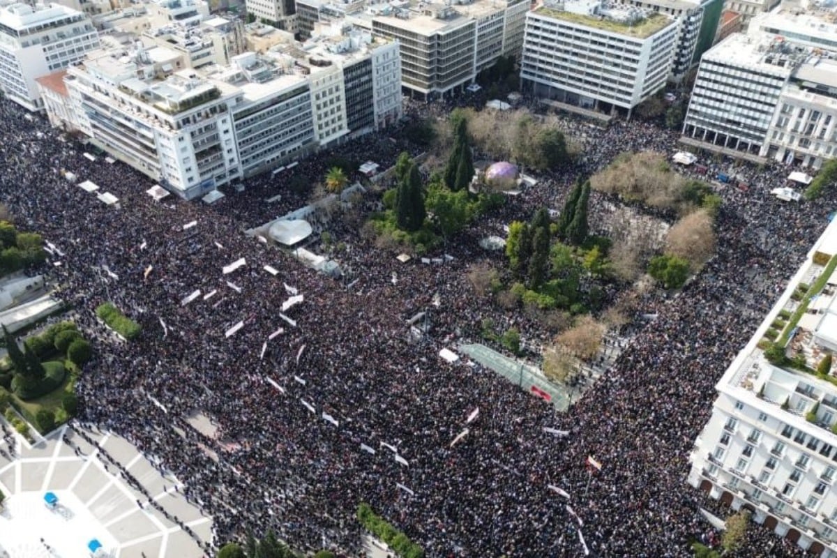 Εργαζόμενοι του ΕΚΑΒ και πολίτες απωθούν τα ΜΑΤ