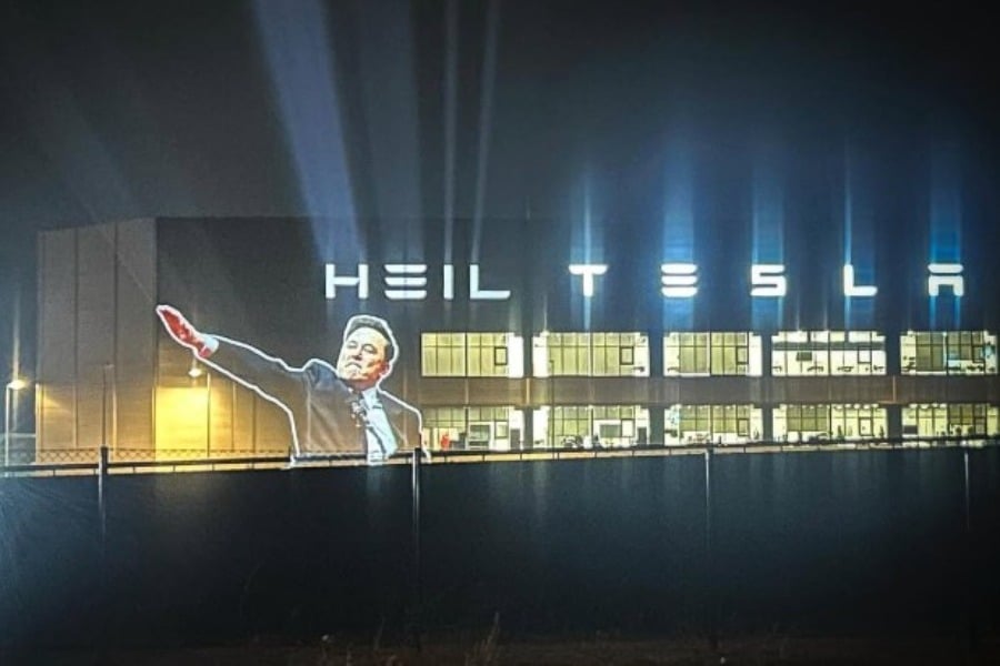 «Heil Tesla»: Η δράση ακτιβιστών για τον ναζιστικό χαιρετισμό του Έλον Μασκ