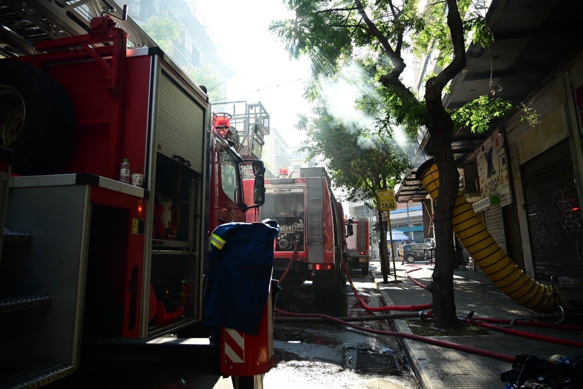 Φωτιά σε μεγάλη στοά θεάτρου στο κέντρο της Αθήνας – Απεγκλωβίστηκαν 10 άτομα, μεγάλο θερμικό φορτίο στο υπόγειο